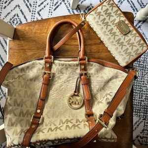 Michael Kors Bedford satchel & Wristlet Bundle